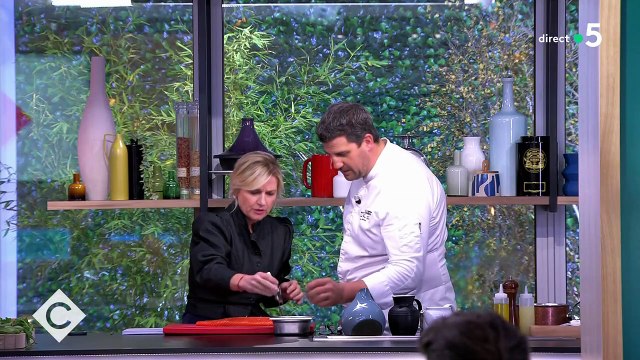 Anne-Elisabeth Lemoine se pique en direct dans C à vous , sur France 5