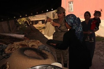 ŞIRNAK'TA KADIN ASTSUBAYLAR KÖYLERDE HEM EKMEK PİŞİRDİ, HEM KADES'İ ANLATTI