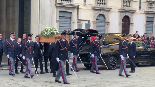Funerali di Stato di Maroni, arrivo del feretro tra gli applausi