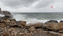 Amasra'da fırtına nedeniyle kıyılarda dev dalgalar oluştu