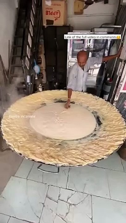 ऐसे तैयार की जाती है INDIA'S TASTIEST लच्छेदार Rabdi #indianstreetfood #india #shorts #dessert