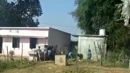 बालाघाट : कॉपी-किताब की जगह प्रभारी प्राचार्य ने बच्चों को थमाया घमेला,फावड़ा,जानिए पूरा मामला