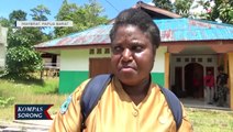 Guru YPK Kisor Maybrat Teteskan Air Mata Saat Lihat Kondisi Sekolah Bekas Serangan KKB