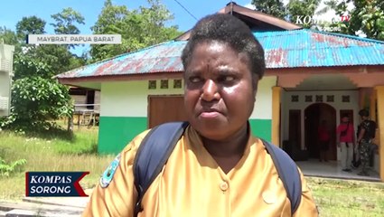 Guru YPK Kisor Maybrat Teteskan Air Mata Saat Lihat Kondisi Sekolah Bekas Serangan KKB