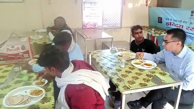जिला कलक्टर पहुंचे इंदिरा रसोई, आम लोगों की तरह 8 रुपए का टोकन लेकर खाया खाना