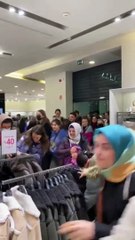Zara'daki indirimde izdiham ve devasa kuyruk