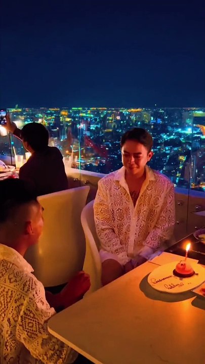 Vỡ oà hạnh phúc với màn cầu hôn lãng mạn của cặp đôi LGBT