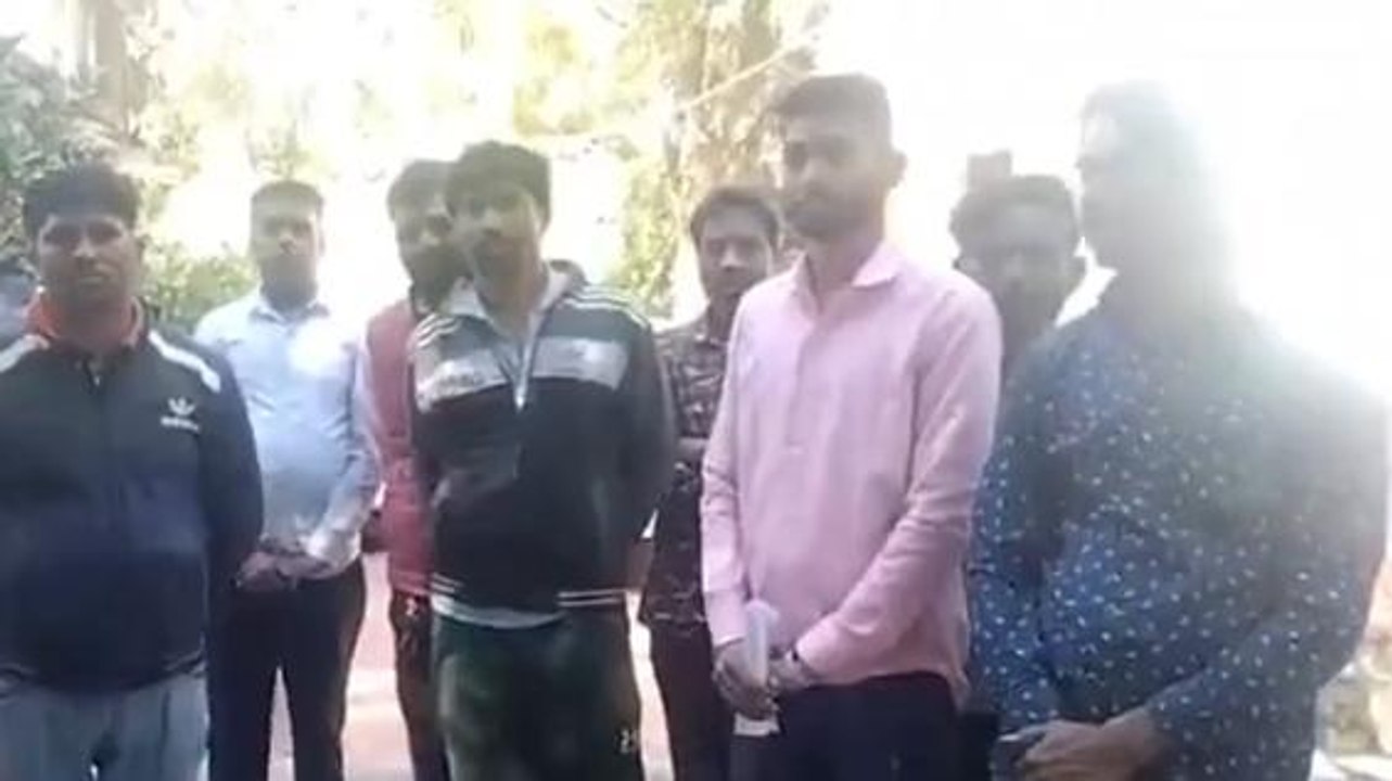 गुना : रेलवे रनिंग रूम के कर्मचारियों को हटाने पर फूटा अन्य कर्मचारियों का गुस्सा, देखिए
