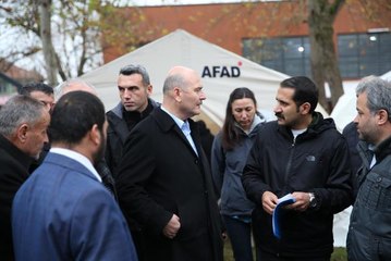 Bakan Soylu, depremin merkez üssü Gölyaka'da esnaf ziyaretinde bulundu