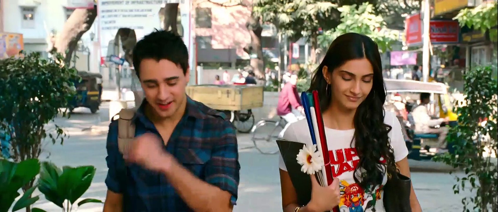 A romantic scene from a movie  Between Sonam Kapoor and Imran khan