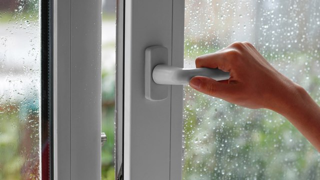 Lüften bei Regen: Wie sinnvoll ist das wirklich, um die Luftfeuchtigkeit zu senken