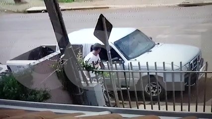 Ladrão é flagrado furtando celular em veículo