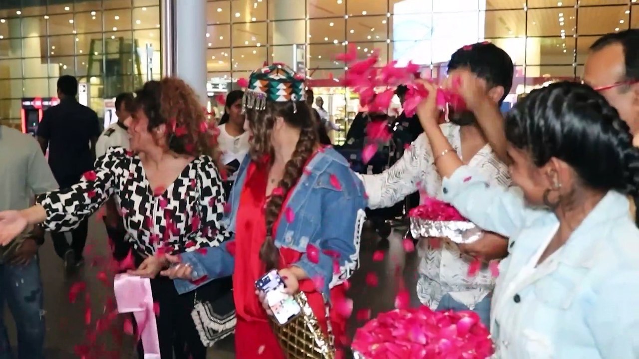 Rakhi Sawant rings in 44th birthday at airport