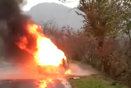 Otomobil alev alev yandı