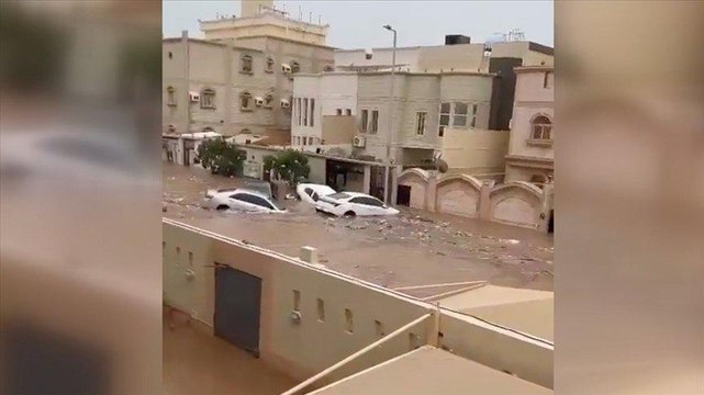 Suudi Arabistan’da şiddetli yağış hayatı felç etti