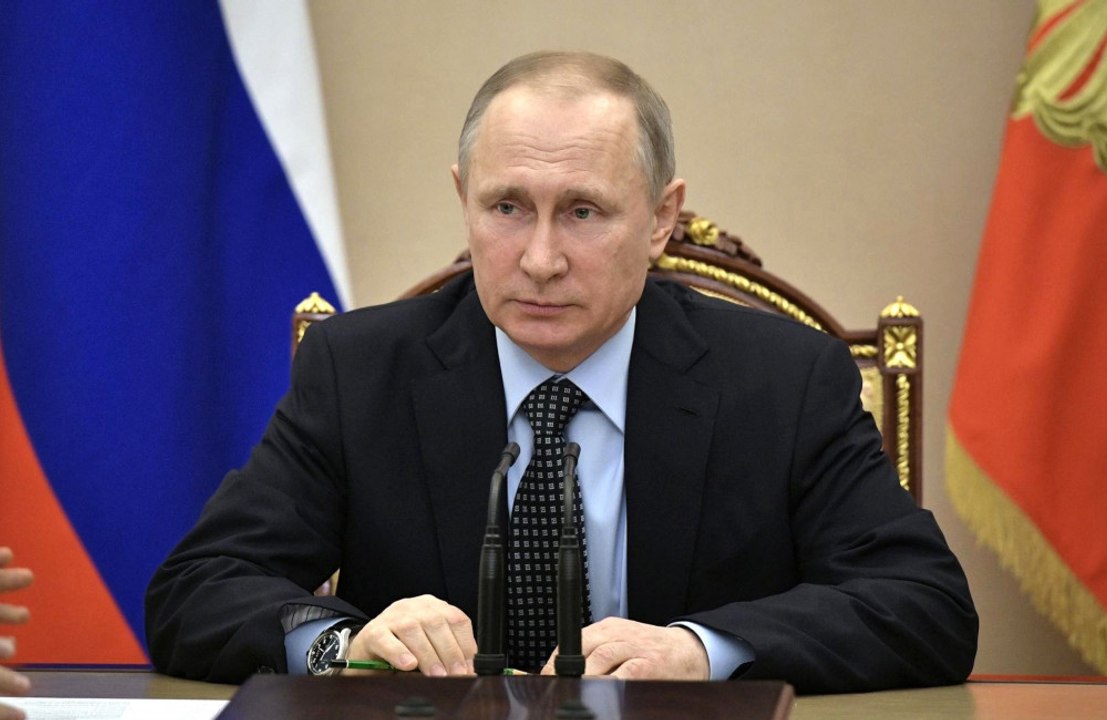 Wladimir Putin: Hände färben sich während eines Treffens mit dem kubanischen Präsidenten lila