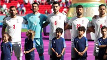 Los once jugadores titulares iraníes cantan su himno nacional