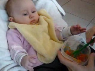 Clemence mange 2 (16/03/2008)