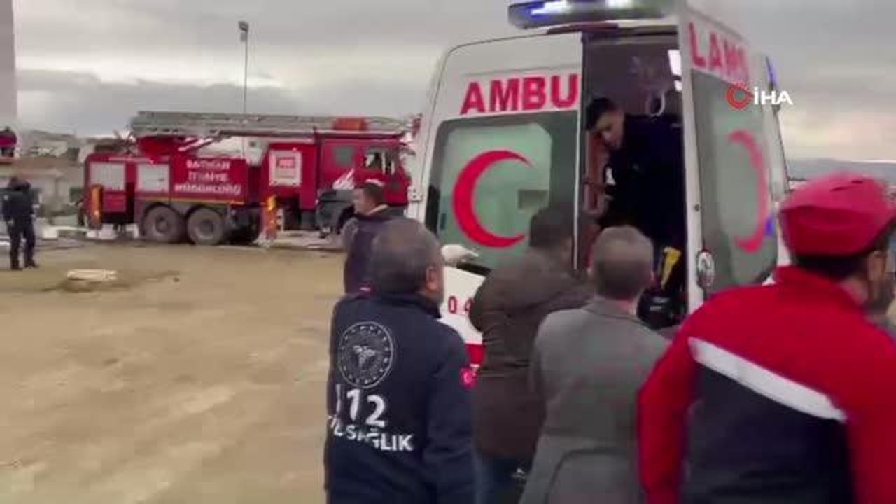 İnşaat çalışması sırasında iskele çöktü: Yaralılar var