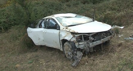 Arnavutköy’de şarampole yuvarlanan otomobildeki 2 kişi yaralandı