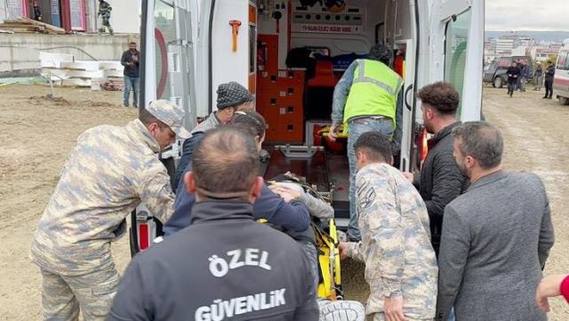 Batman'da cami inşaatında iskele çöktü! 2'si ağır 14 işçi yaralandı