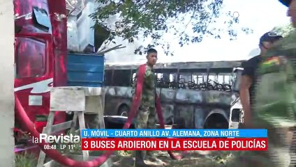 Incendio destruye tres buses en la Escuela de Policías en Santa Cruz
