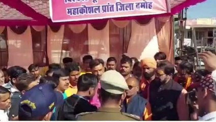 दमोह: धर्मांतरण के खिलाफ विश्व हिंदू परिषद का प्रदर्शन, कलेक्टर को हटाने की मांग