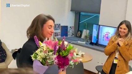 Podemos le regala flores a Montero tras sus lágrimas en el Congreso