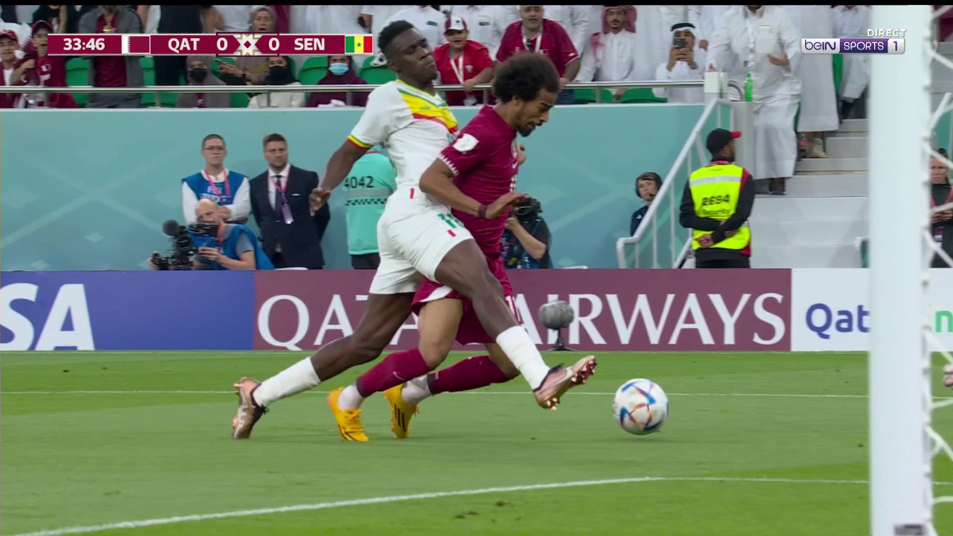 L'arbitre oublie un penalty évident au Qatar !
