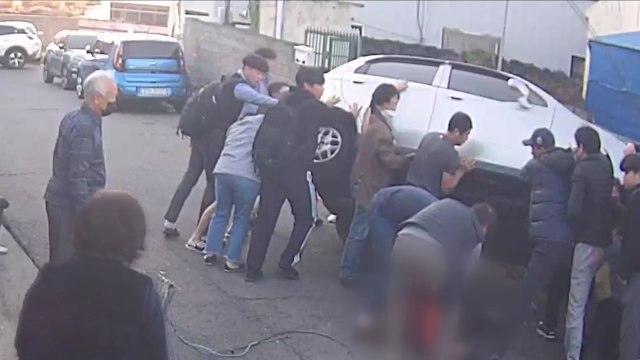 음주 경차에 깔린 70대 여성 주민들이 힘 모아 구해 / YTN