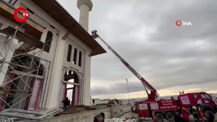 Batman'da cami inşaatının iskelesi çöktü: Yaralılar var