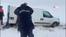 Kuşmer Yaylası'nda karda mahsur kalan vatandaşın yardımına AFAD ve jandarma yetişti
