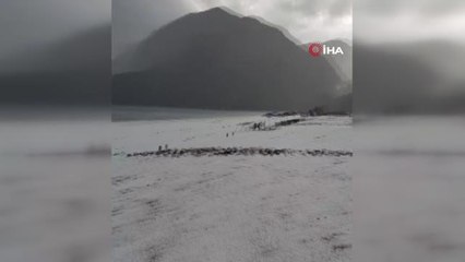 Güneşlenip denize giren tatilcilere dolu sürprizi