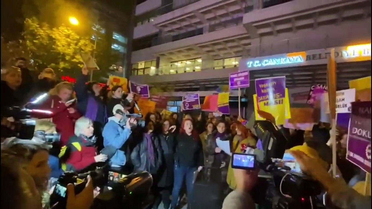 Kadınlar, ülkenin dört bir yanında kadına yönelik şiddete karşı sokağa çıktı: “İtaat yok, isyan var”