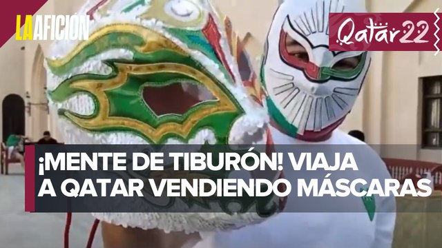 Aficionado vende máscaras de lucha libre en Qatar