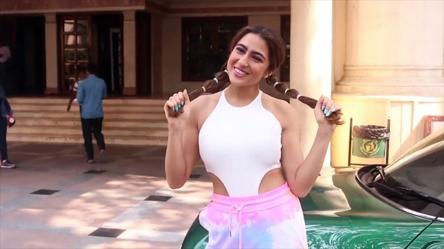Sara Ali Khan hides her face from the paps netizens