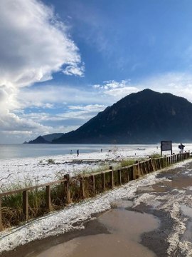 DÜNYACA ÜNLÜ ÇIRALI VE OLYMPOS SAHİLİ DOLU YAĞIŞI İLE BEYAZA BÜRÜNDÜ