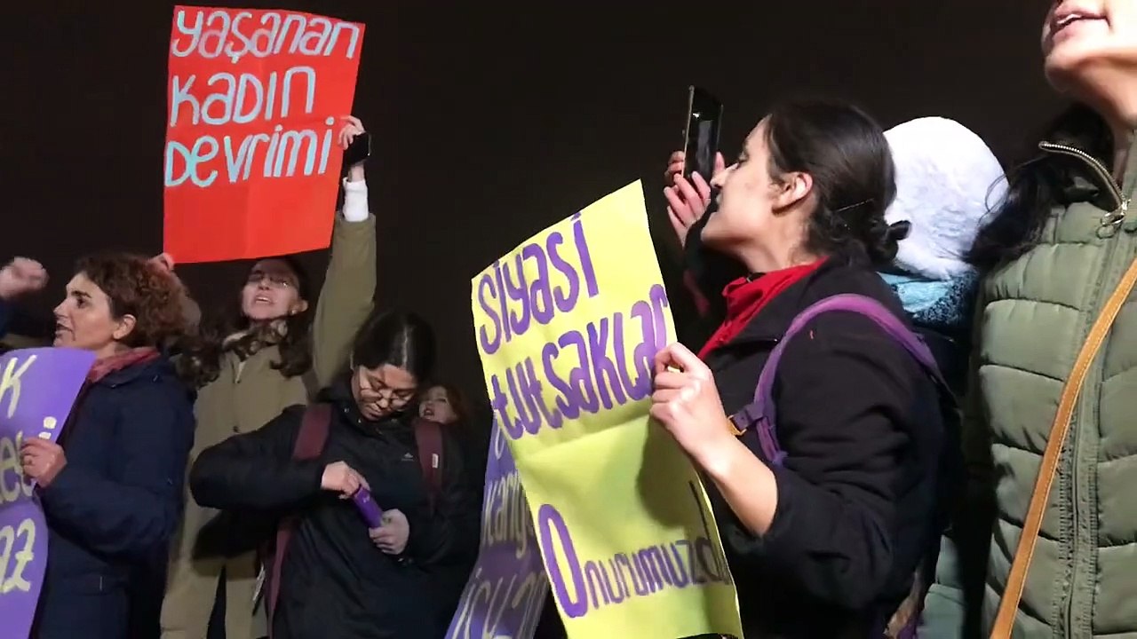 Haliç’te bir grup kadın daha buluştu: “Bir kadının daha katledilmesine izin vermeyeceğiz. AKP rejimini yeneceğiz!”
