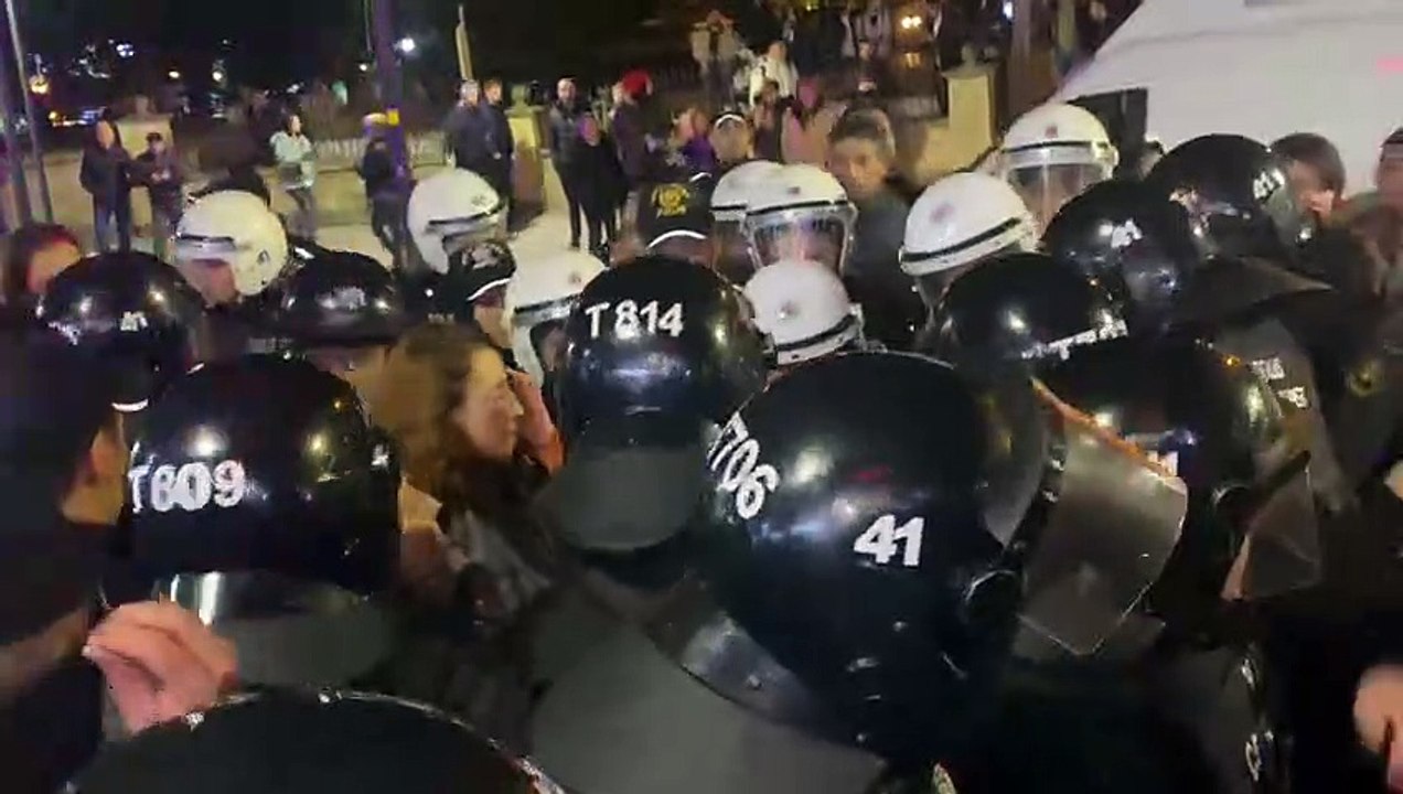 İzmit'te 25 Kasım eylemi için toplanan kadınlara polis müdahalesi