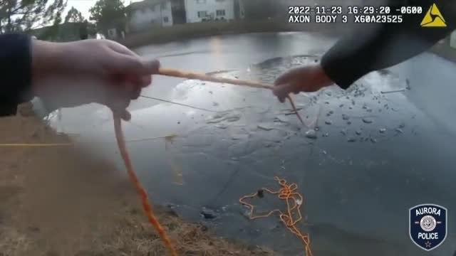 Policías rescatan a una madre y a un hijo de un lago congelado en Illinois