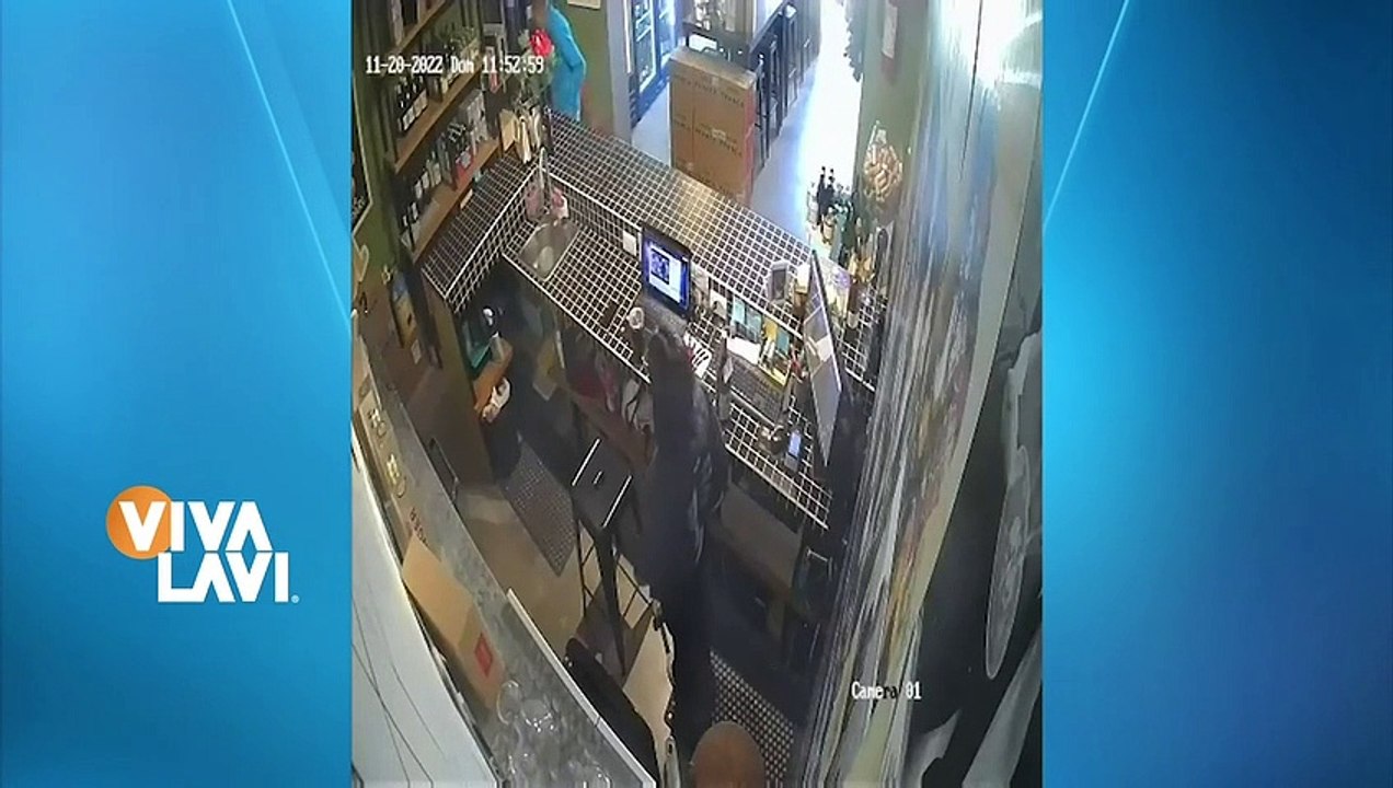 Mujer se salva de asalto tras usar una silla como "arma"