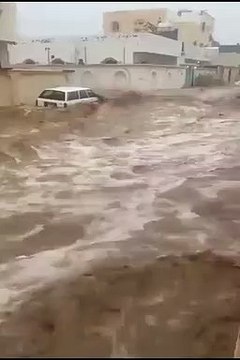 Devastante alluvione a Gedda: due morti. Le strade diventano cimiteri di auto