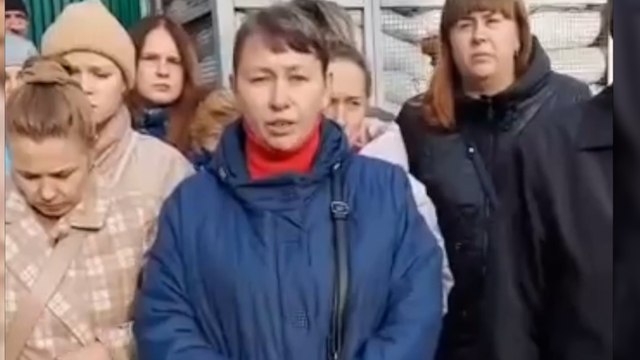 Guerre en Ukraine : Des mères et épouses russes défient Poutine