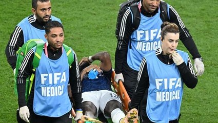 Ekvador'un Hollanda karşısında 1 puanı kurtardığı maçta sakatlanan Valencia, sedyeyle oyundan çıktı