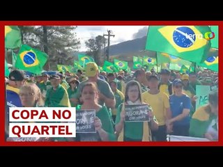 Bolsonaristas ignoram jogo do Brasil na Copa e oram em frente a quartéis para 'salvar a nação'