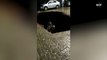 Cratera 'engole' carro após chuvas em Governador Valadares