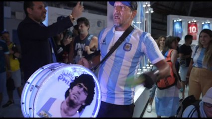Mondiali Qatar, i tifosi argentini celebrano Maradona
