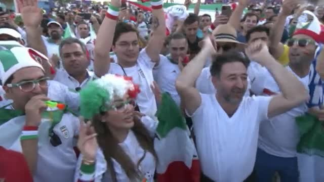 Los aficionados iraníes celebran la victoria ante Gales (0-2) con los dos tantos en el tiempo añadido