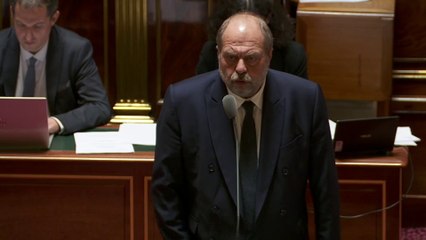 Violences conjugales: Eric Dupond Moretti s'oppose aux juridictions spécialisées dans le budget 2023