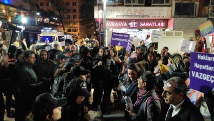 İzinsiz yürümek isteyen gruba polis müdahalesi